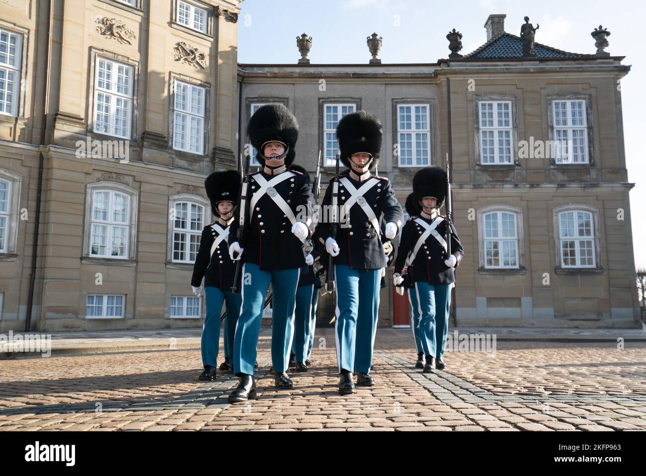 Guardie reali (Kongelige Livgardes) che marciano durante il 'Cambio della Guardia' Palazzo di Amalienborg, Copenhagen (vuntskifte) Foto Stock