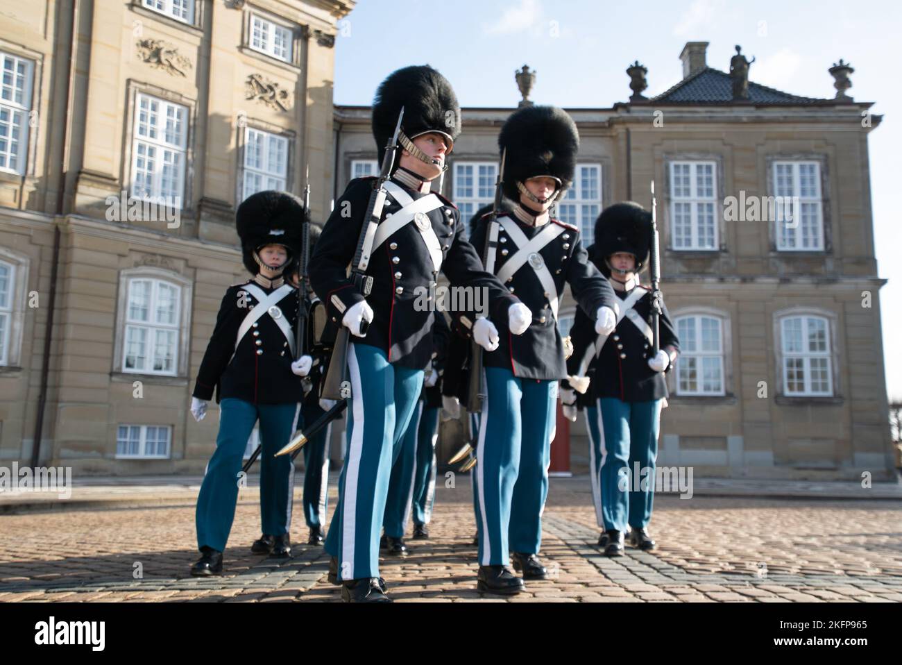 Guardie reali (Kongelige Livgardes) che marciano durante il 'Cambio della Guardia' Palazzo di Amalienborg, Copenhagen (vuntskifte) Foto Stock