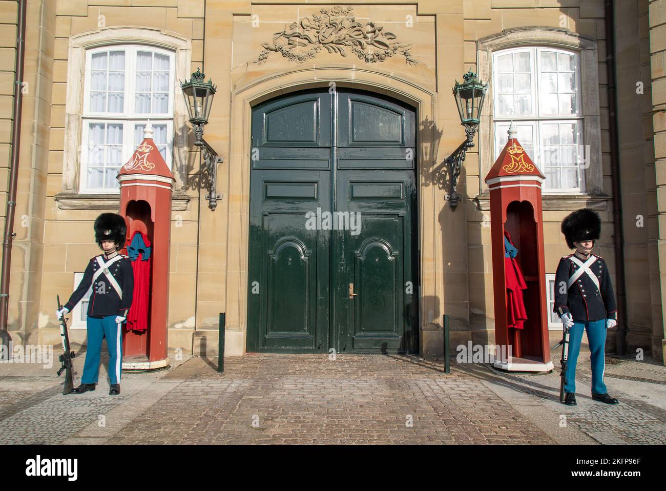 Le Guardie reali (Kongelige Livgardes) si trovavano accanto alla loro cassa di sentry durante il "Cambio della guardia" al Palazzo Amalienborg, Copenaghen (vuntskifte) Foto Stock