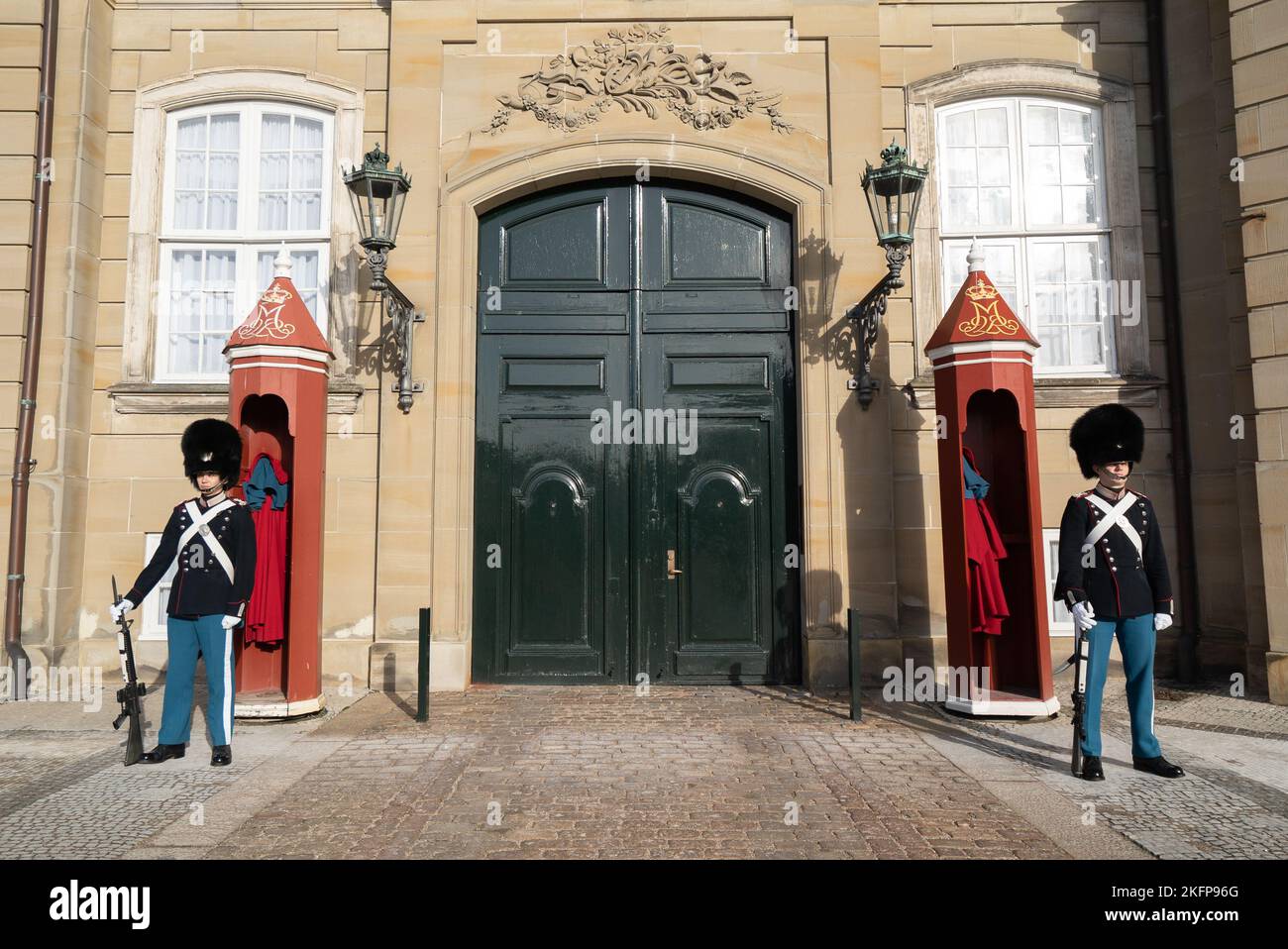 Le Guardie reali (Kongelige Livgardes) si trovavano accanto alla loro cassa di sentry durante il "Cambio della guardia" al Palazzo Amalienborg, Copenaghen (vuntskifte) Foto Stock