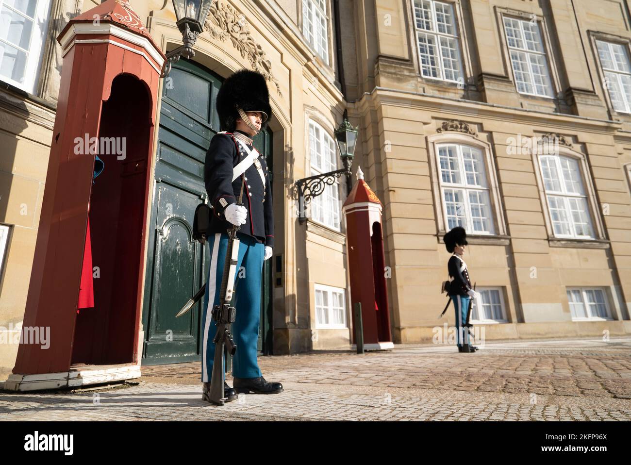 Le Guardie reali (Kongelige Livgardes) si trovavano accanto alla loro cassa di sentry durante il "Cambio della guardia" al Palazzo Amalienborg, Copenaghen (vuntskifte) Foto Stock