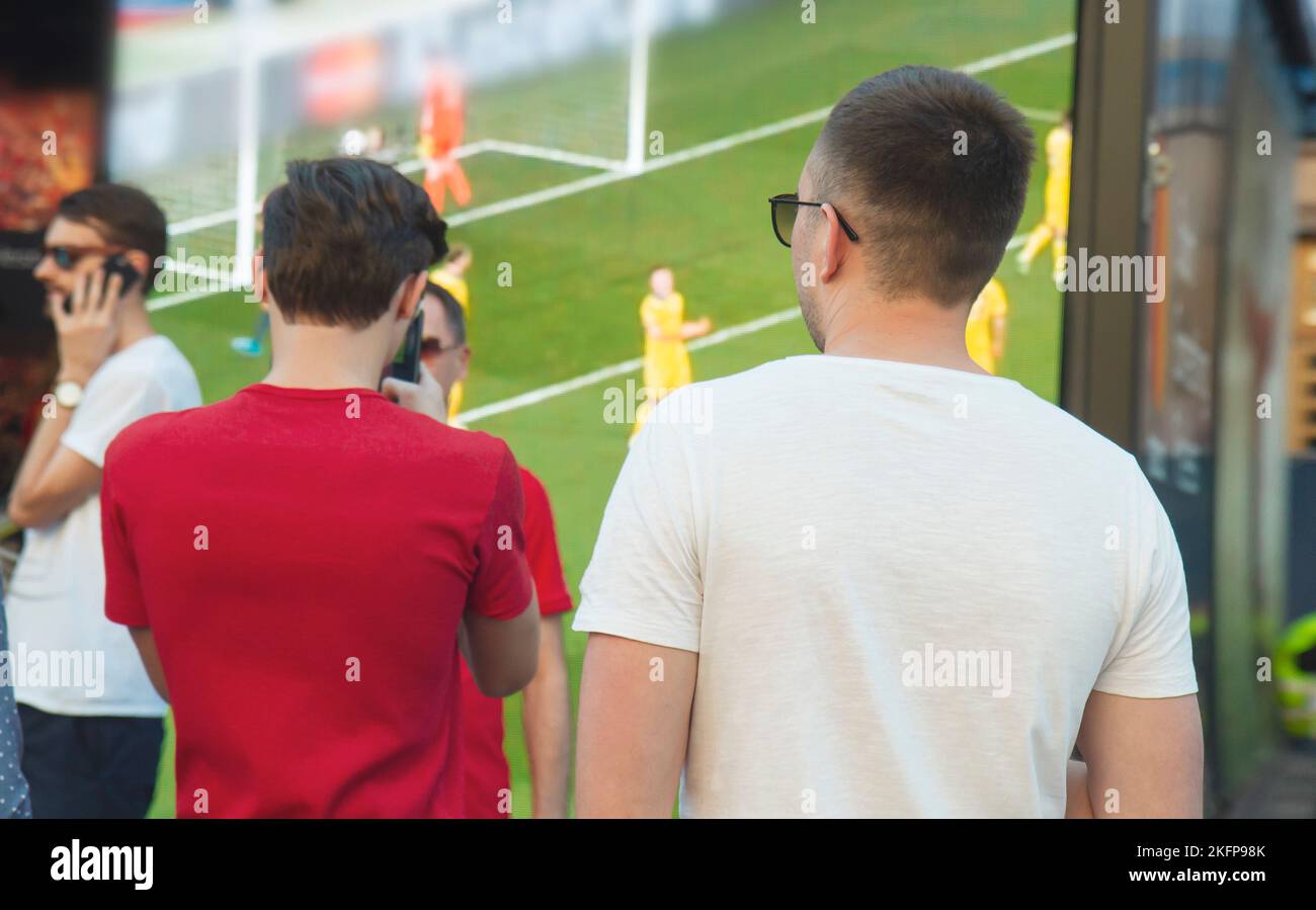 I fan della nazionale guardano la partita sul grande schermo Qatar 2022 Foto Stock