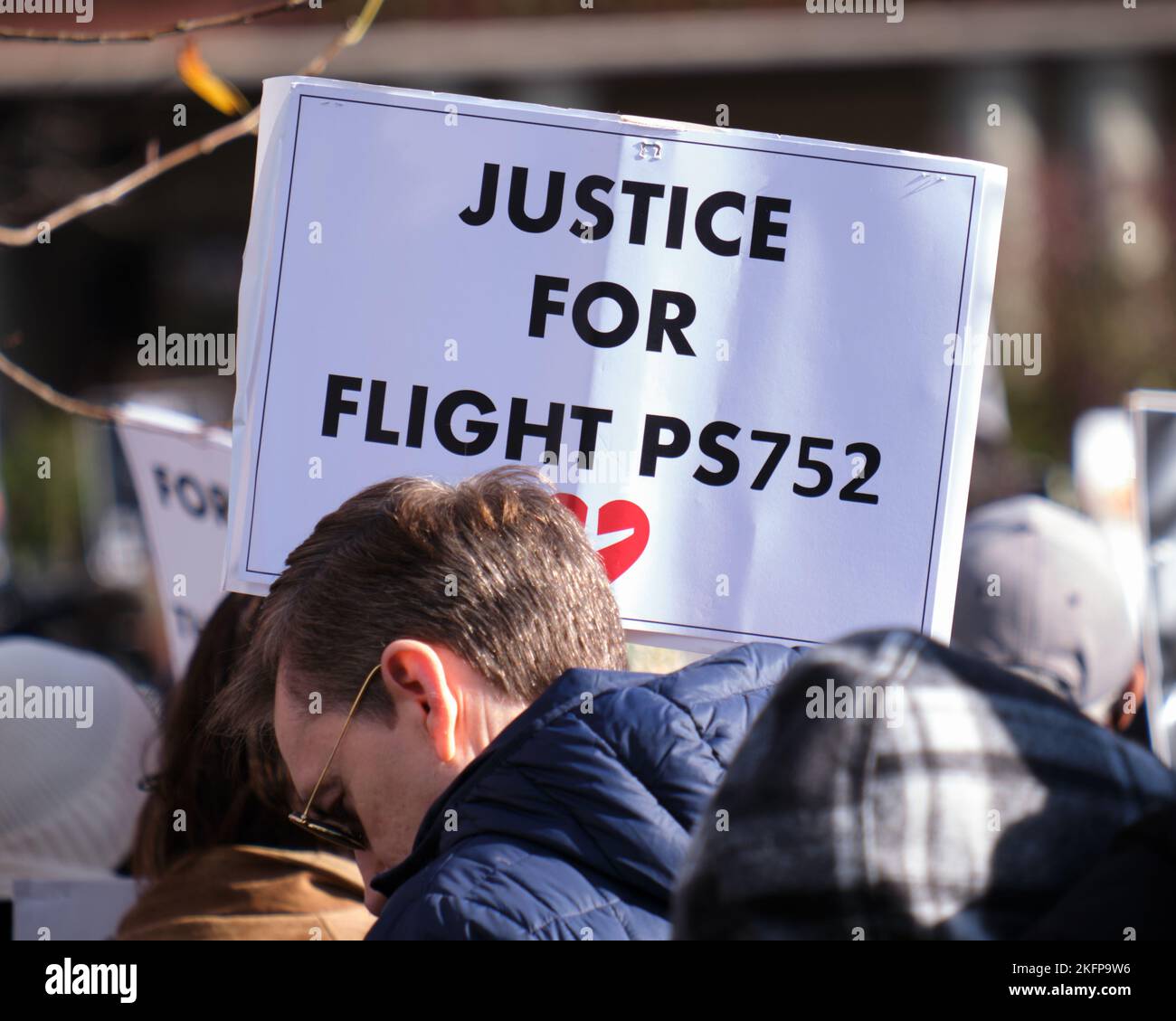 Firma al Rally per la libertà in Iran. Giustizia per il volo PS752. Halifax, Canada. Novembre 19,2022 Foto Stock