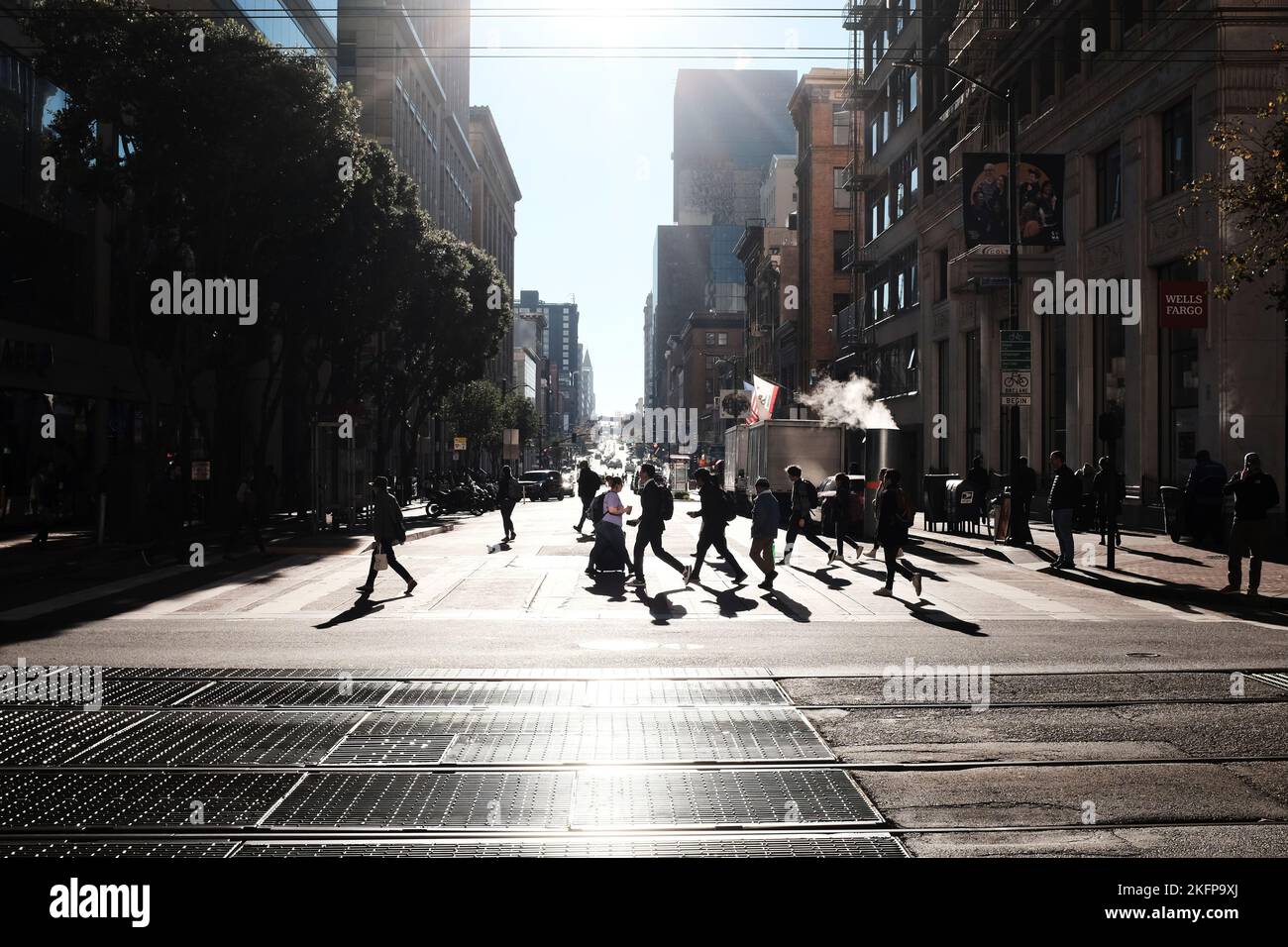 La gente cammina attraverso una strada a San Fransisco Foto Stock