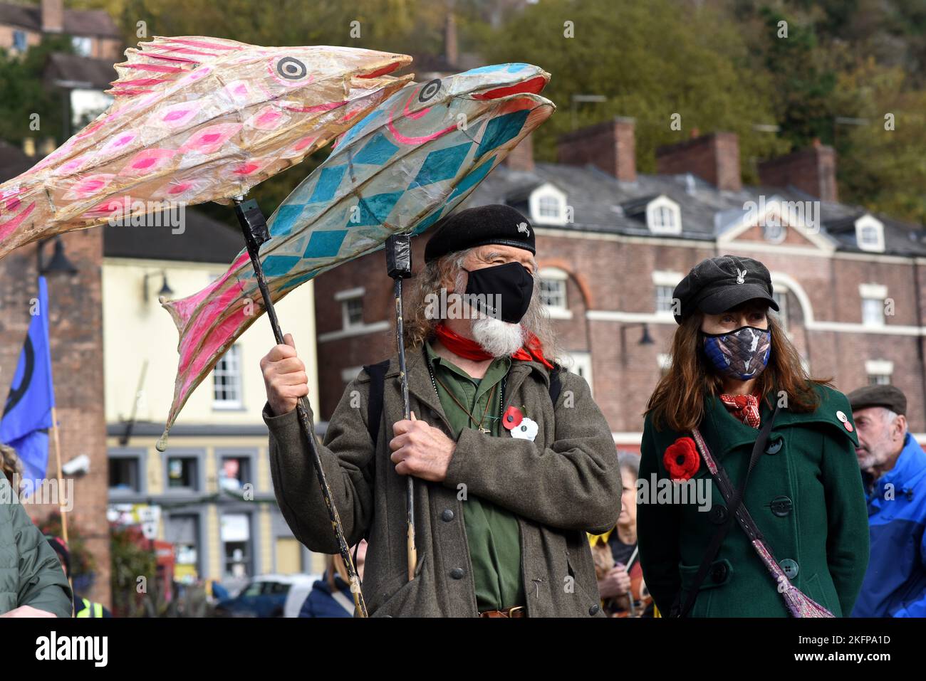 I gruppi ambientalisti di tutto lo Shropshire si sono Uniti al giorno d'azione della Global Justice Coalition "Call the Alarm" a Ironbridge. Foto Stock