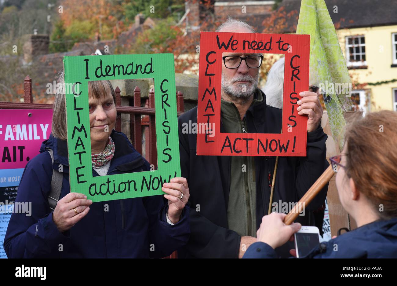 I gruppi ambientalisti di tutto lo Shropshire si sono Uniti al giorno d'azione della Global Justice Coalition "Call the Alarm" a Ironbridge. Foto Stock