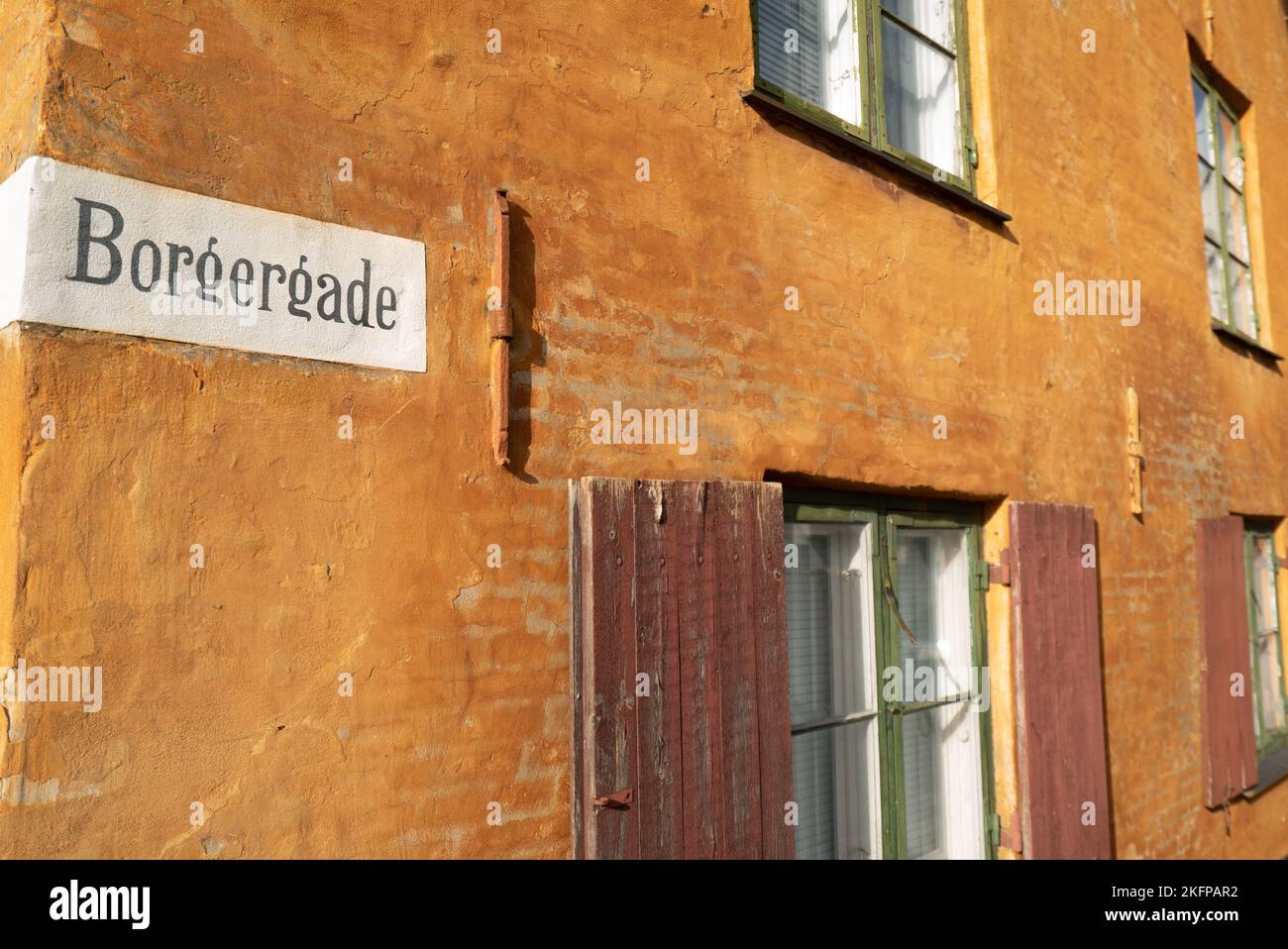 Borgergade, Nyboder- Nyboder è uno storico quartiere di case a schiera di ex caserme navali a Copenaghen, Danimarca. Case gialle a Copenhagen. Foto Stock