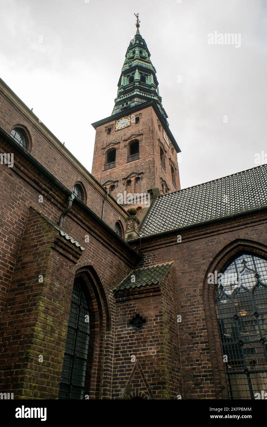 St Chiesa di Pietro, Copenaghen, Danimarca. (St. Petri Kirke) Una chiesa gotica scandinava nella capitale danese. Sankt Petri. Foto Stock