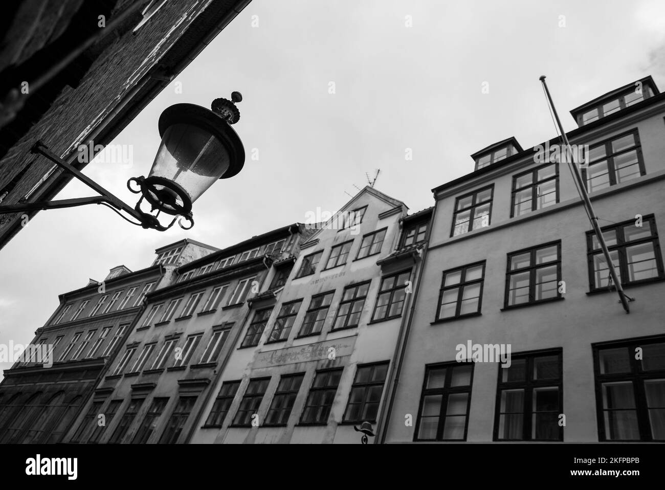 Vecchia lanterna da muro vintage su una casa, in una vecchia strada a Copenhagen, Danimarca. Architettura tradizionale. Vecchia strada lampada. Foto Stock
