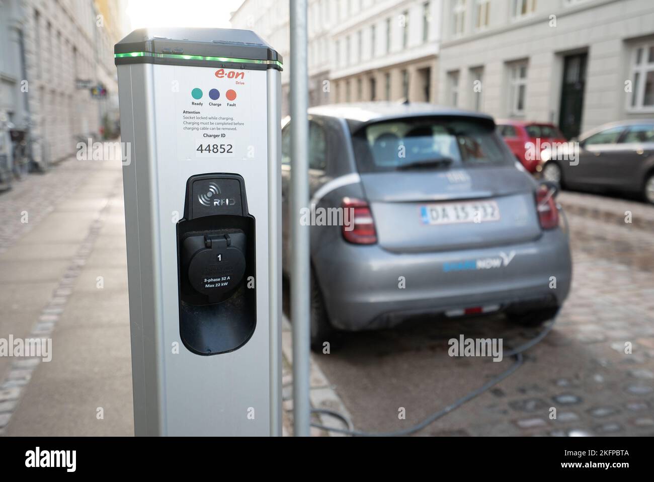 Punto di ricarica per auto elettriche - Un'auto Fiat 500 che ricarica la batteria in un punto di ricarica e.ON a Copenaghen, Danimarca, Scandinavia, Europa. Foto Stock