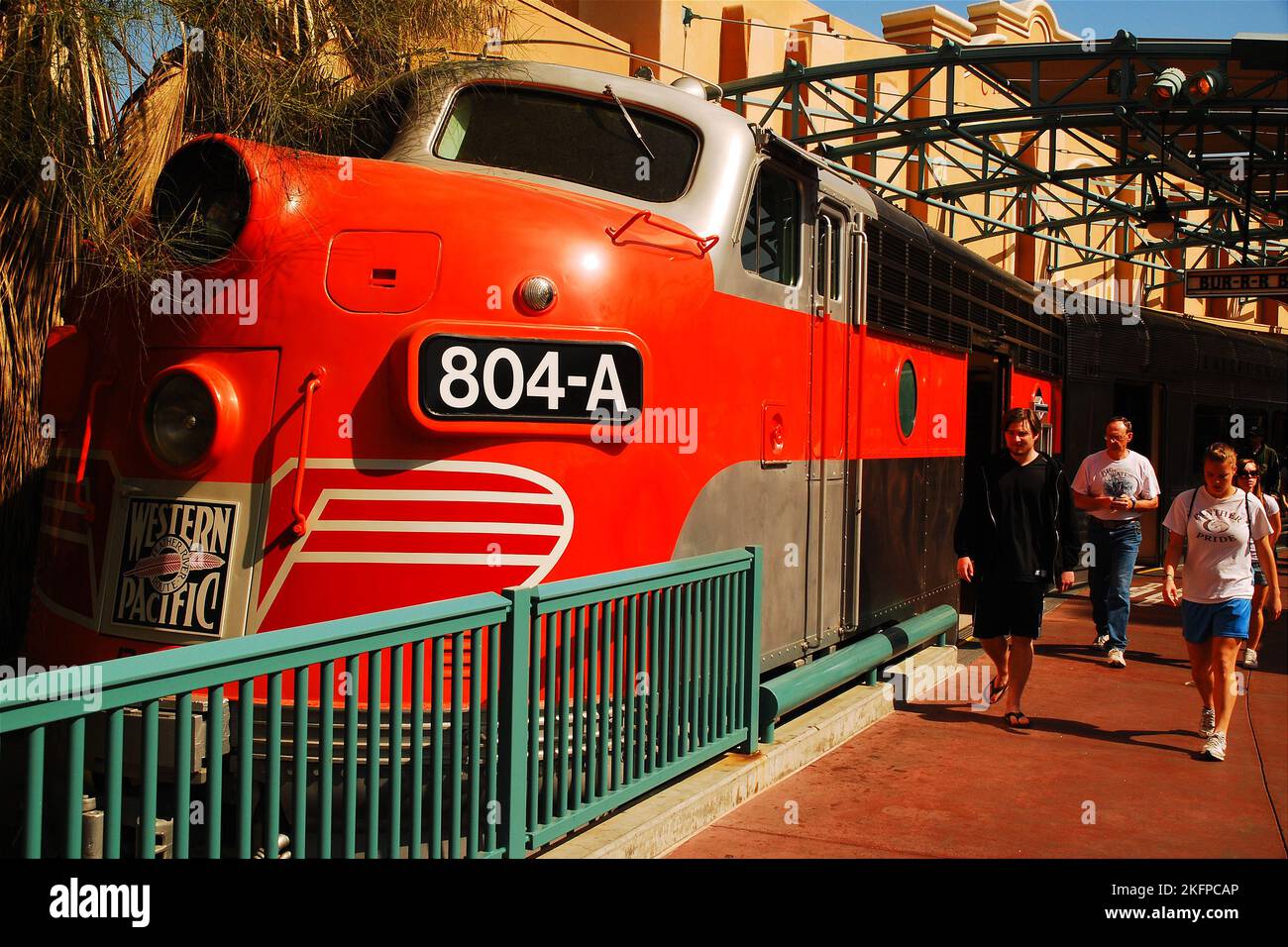 La gente cammina davanti a uno storico motore della locomotiva Zephyr della California occidentale in mostra presso un museo storico dei treni e delle ferrovie Foto Stock