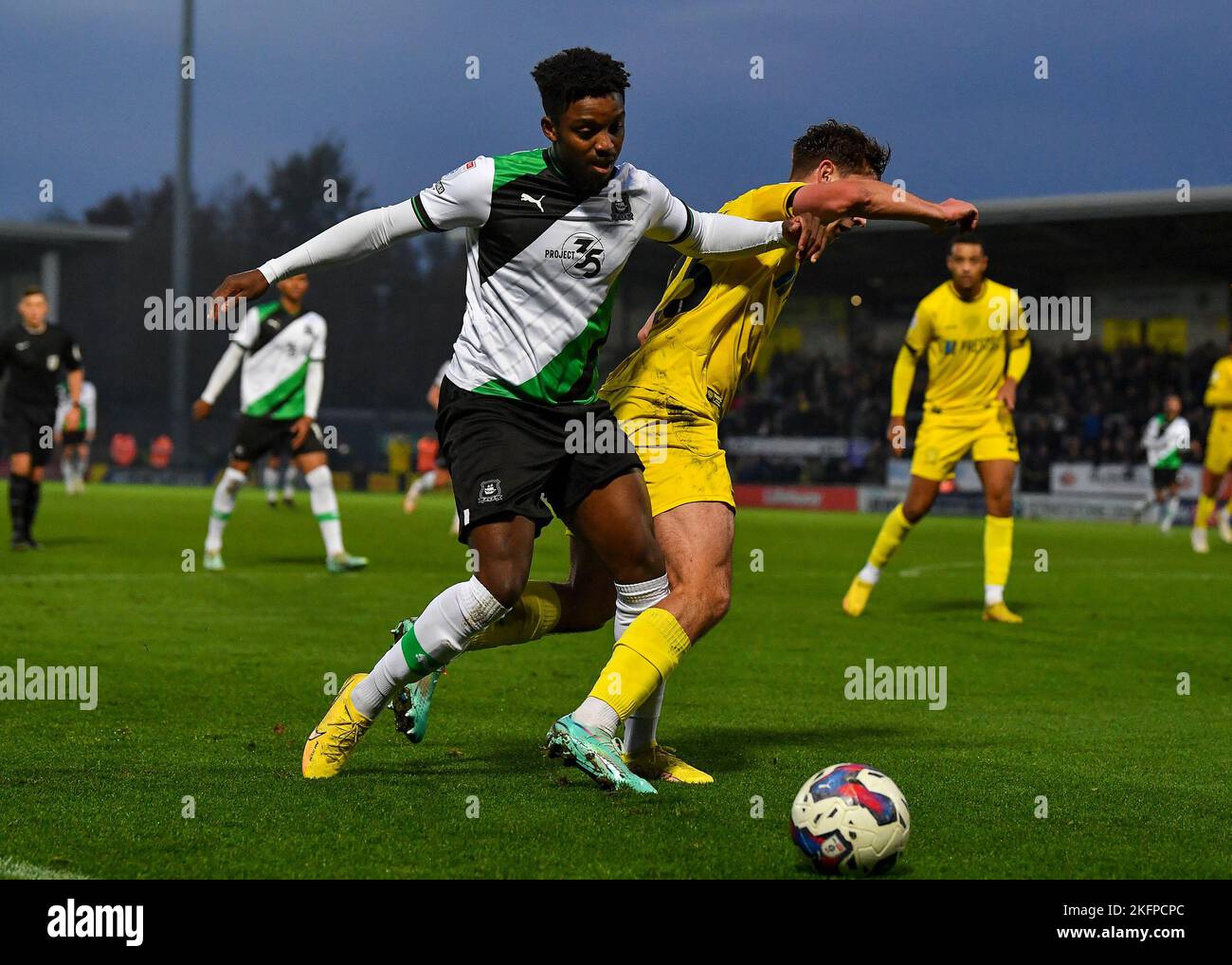 Burton upon Trent, Regno Unito. 19th Nov 2022. Plymouth Argyle Forward Niall Ennis (11) battaglie per la palla con il centrocampista Burton Albion Terry Taylor (23) durante la partita Sky Bet League 1 Burton Albion vs Plymouth Argyle allo Stadio Pirelli, Burton upon Trent, Regno Unito, 19th novembre 2022 (Foto di Stanley Kasala/News Images) a Burton upon Trent, Regno Unito il 11/19/2022. (Foto di Stanley Kasala/News Images/Sipa USA) Credit: Sipa USA/Alamy Live News Foto Stock