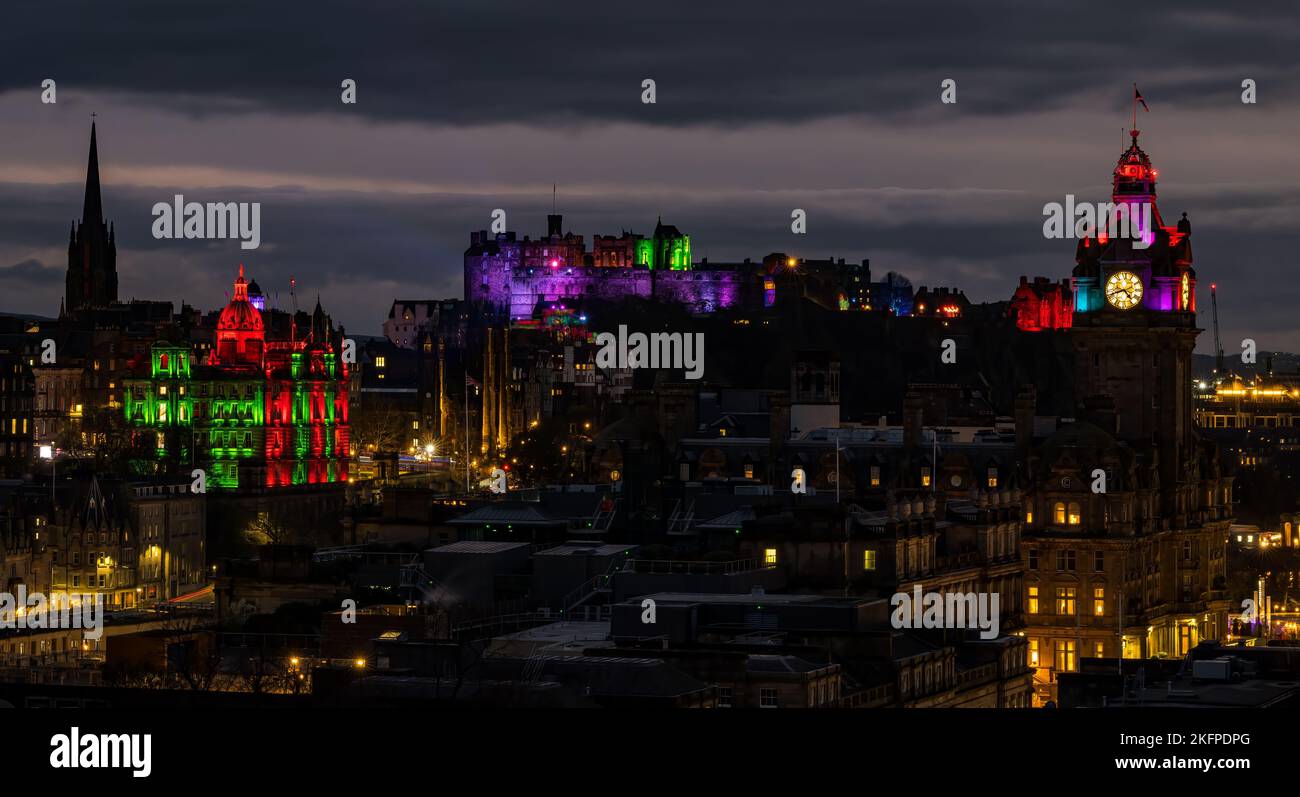 Le luci del castello di Edimburgo all'evento Castle of Light, il quartier generale della banca HBoS e la torre dell'orologio del Balmoral Hotel illuminata di notte, Scozia, Regno Unito Foto Stock