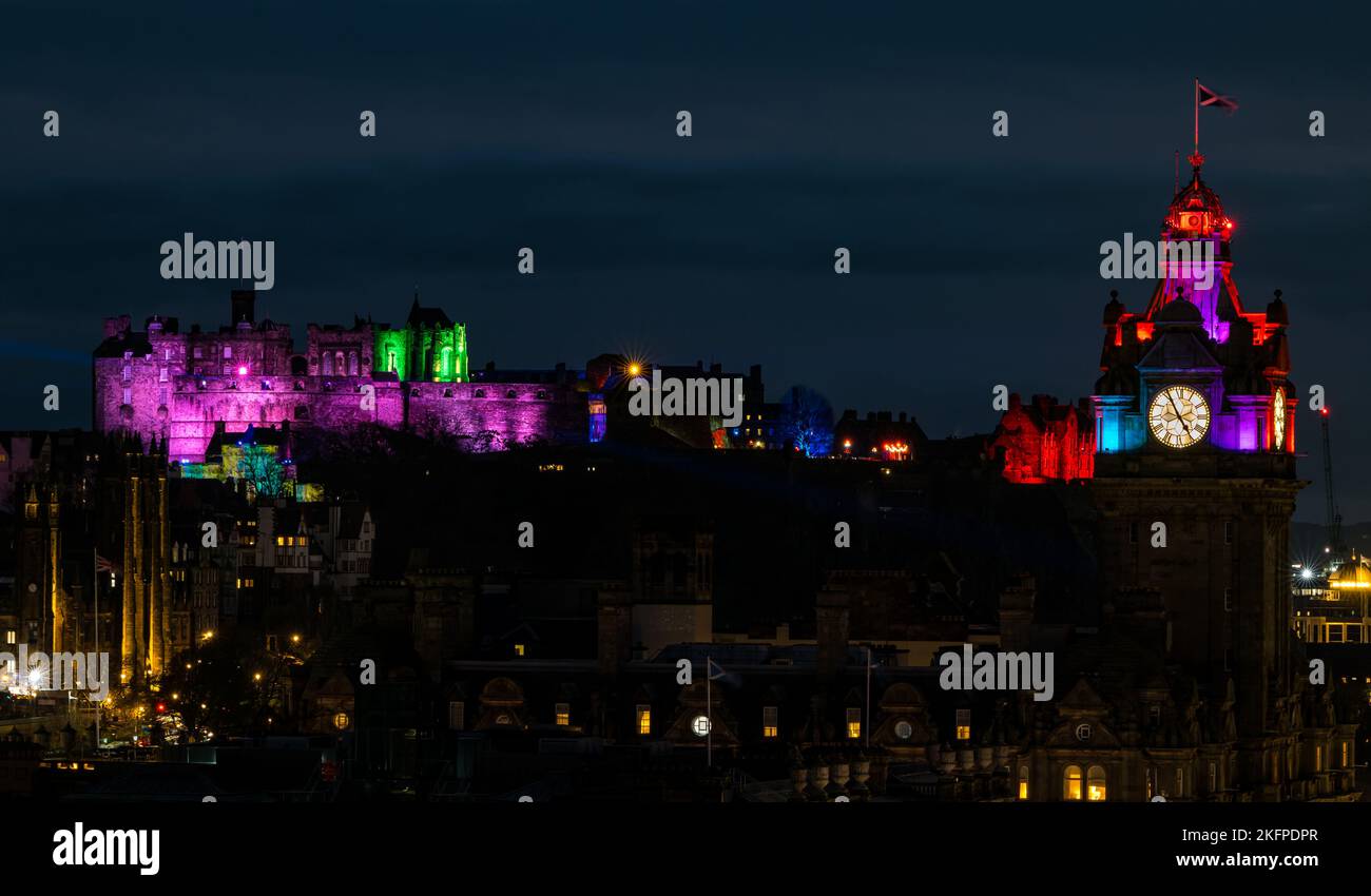 Il castello di Edimburgo e la torre dell'orologio del Balmoral Hotel si illuminarono di notte durante l'evento Castle of Light Scotland, UK Foto Stock