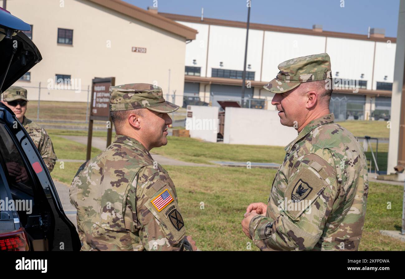 Il team di comando di 311th Signal Command, che includeva Brig. Gen. Kevin Meisler e Command Sgt. Il maggiore Jonathan DeHart ha visitato il battaglione di segnale del 41st e ha avuto l'opportunità di riconoscere e dare monete ad alcuni soldati lì. Foto Stock