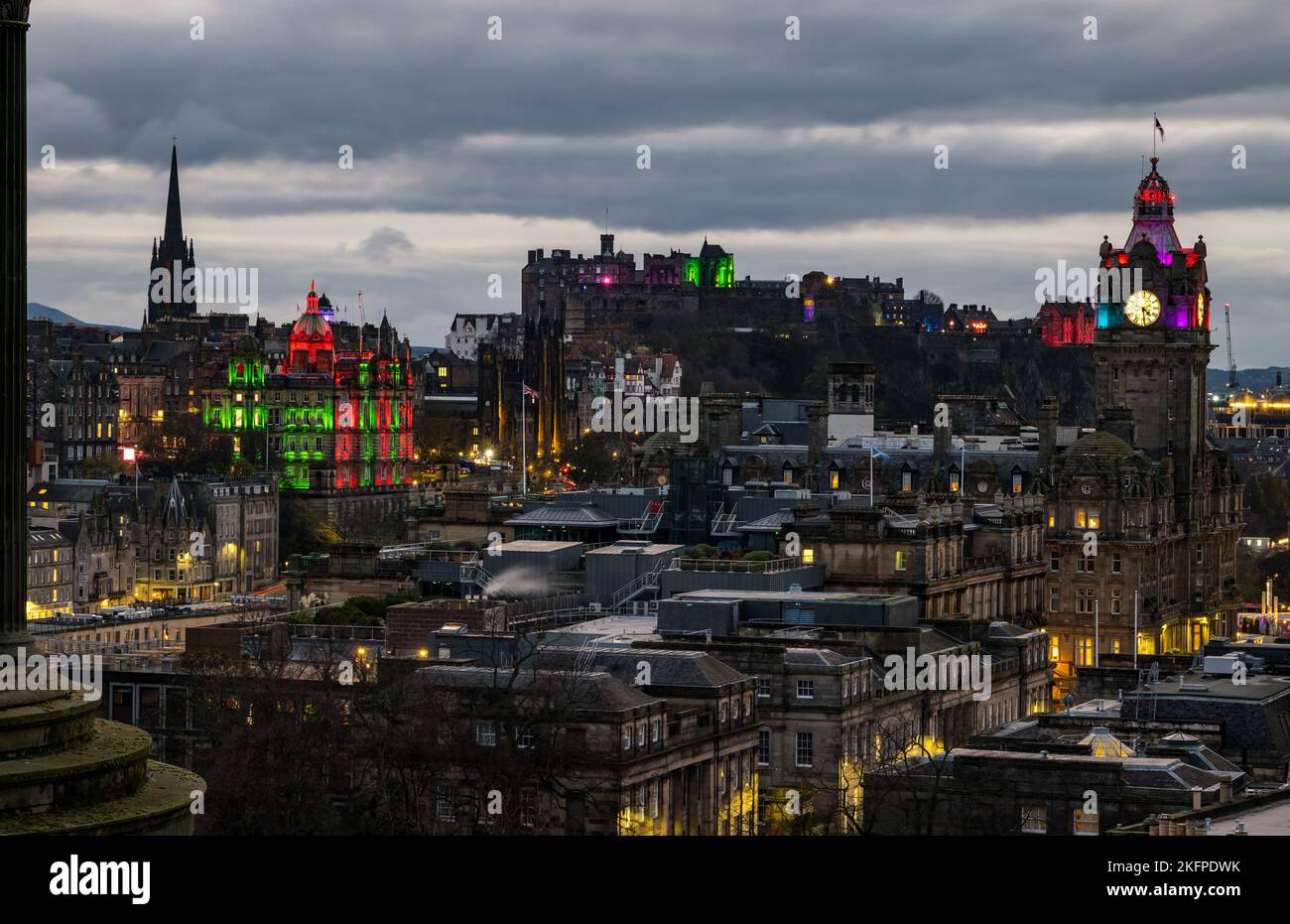 Il castello di Edimburgo, la sede centrale della banca HBoS e la torre dell'orologio del Balmoral Hotel illuminata al crepuscolo, Scozia, Regno Unito Foto Stock