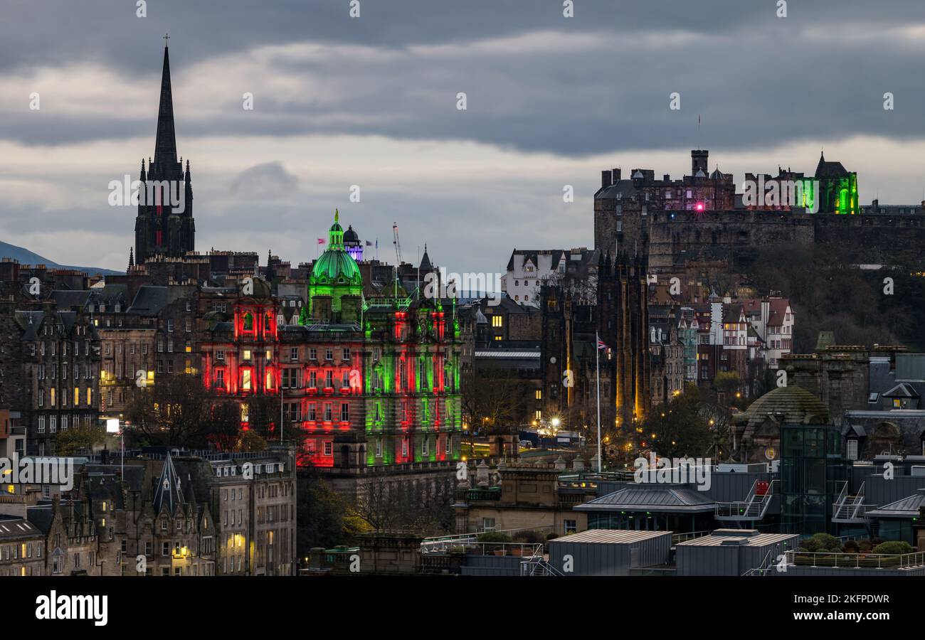 Centro città illuminato al crepuscolo con il castello di Edimburgo e la sede della banca HBoS sul Mound, Scozia, Regno Unito Foto Stock