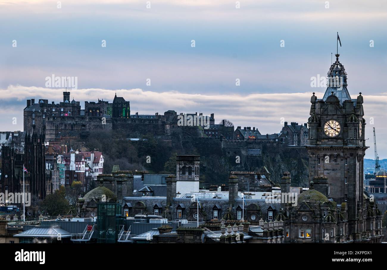 Skyline del centro città al crepuscolo con il castello di Edimburgo e la torre dell'orologio Balmoral Hotel, Scozia, Regno Unito Foto Stock