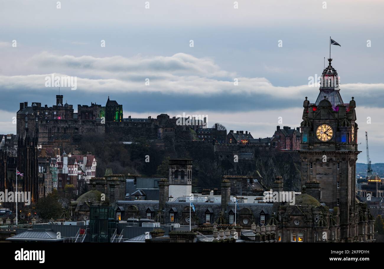 Skyline del centro città al crepuscolo con il castello di Edimburgo e la torre dell'orologio Balmoral Hotel, Scozia, Regno Unito Foto Stock