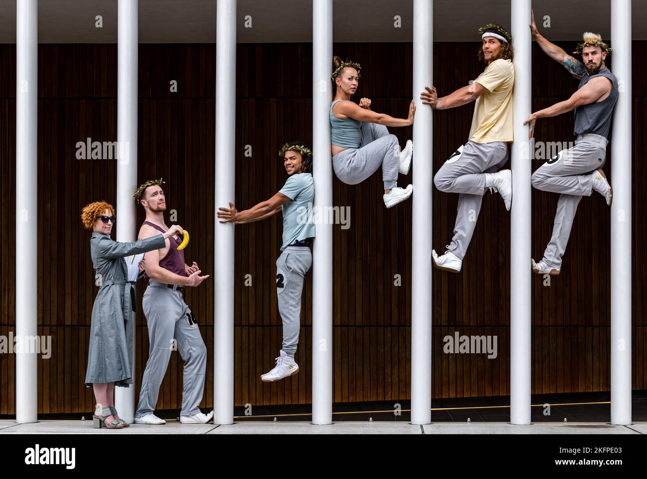 Acrobat Group Troupe a mala pena metodica che esegue acrobazie su pilastri al Fringe Festival, Edimburgo, Scozia, Regno Unito Foto Stock
