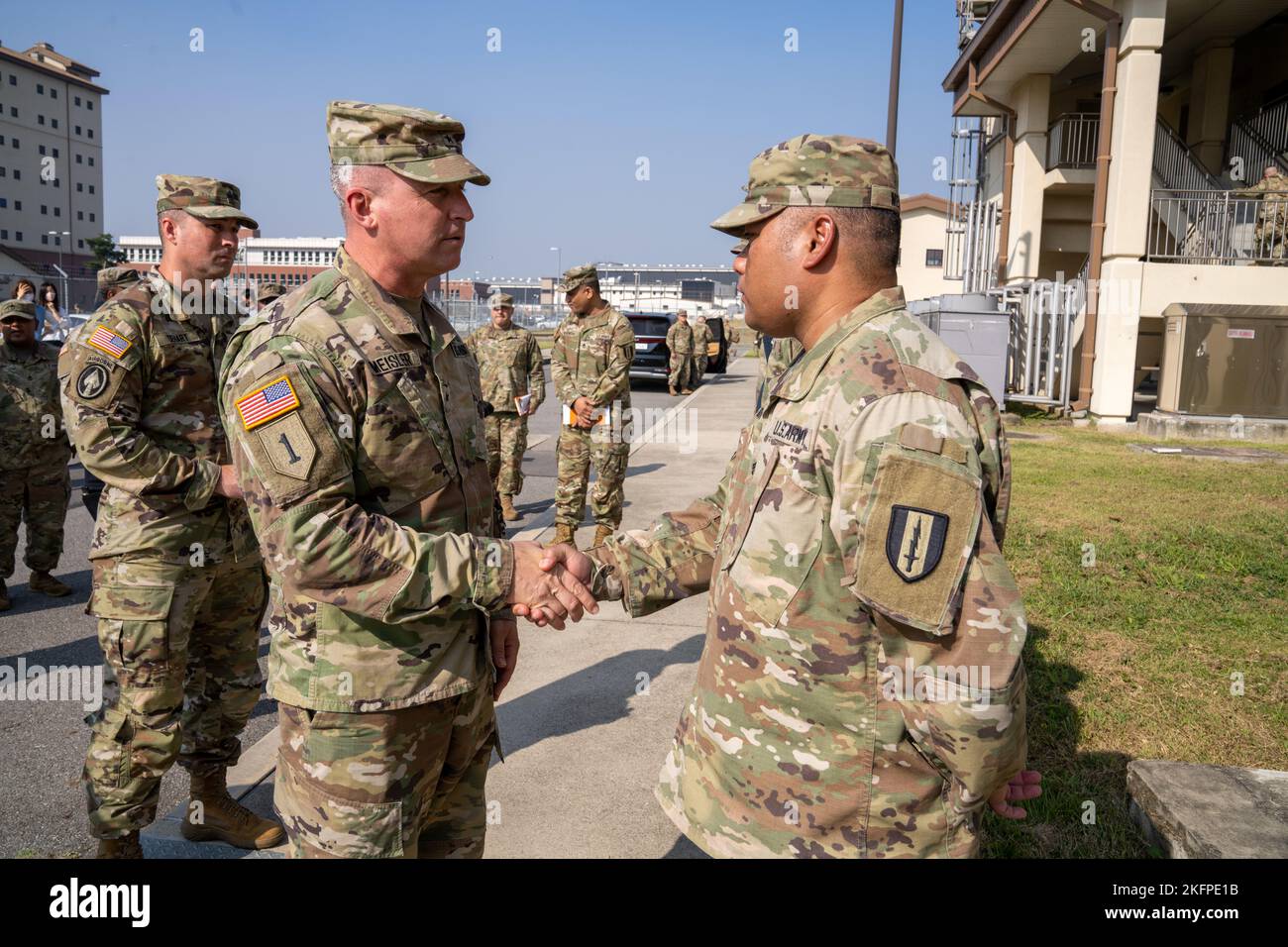 Il team di comando di 311th Signal Command, che includeva Brig. Gen. Kevin Meisler e Command Sgt. Il maggiore Jonathan DeHart ha visitato il battaglione di segnale del 41st e ha avuto l'opportunità di riconoscere e dare monete ad alcuni soldati lì. Foto Stock