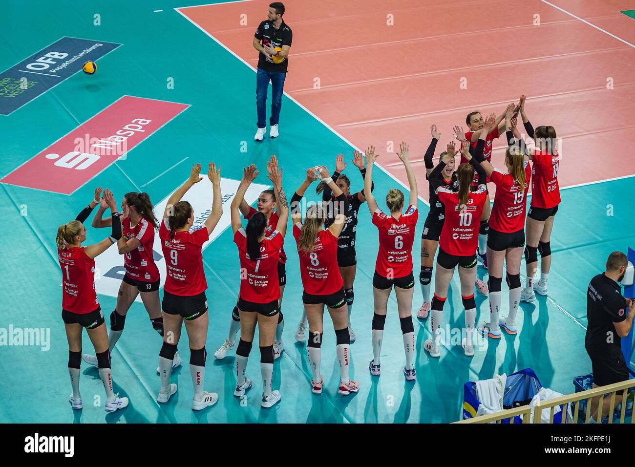 Wiesbaden, Germania. 19th Nov 2022. Wiesbaden, Germania, novembre 19th 2022: Dresdner SC prima del maintround del 1. Partita di pallavolo della Bundesliga Frauen tra VC Wiesbaden e Dresdner SC allo Sporthalle am Platz der Deutschen Einheit di Wiesbaden, Germania. (Norina Toenges/Sports Press Photo/SPP) Credit: SPP Sport Press Photo. /Alamy Live News Foto Stock