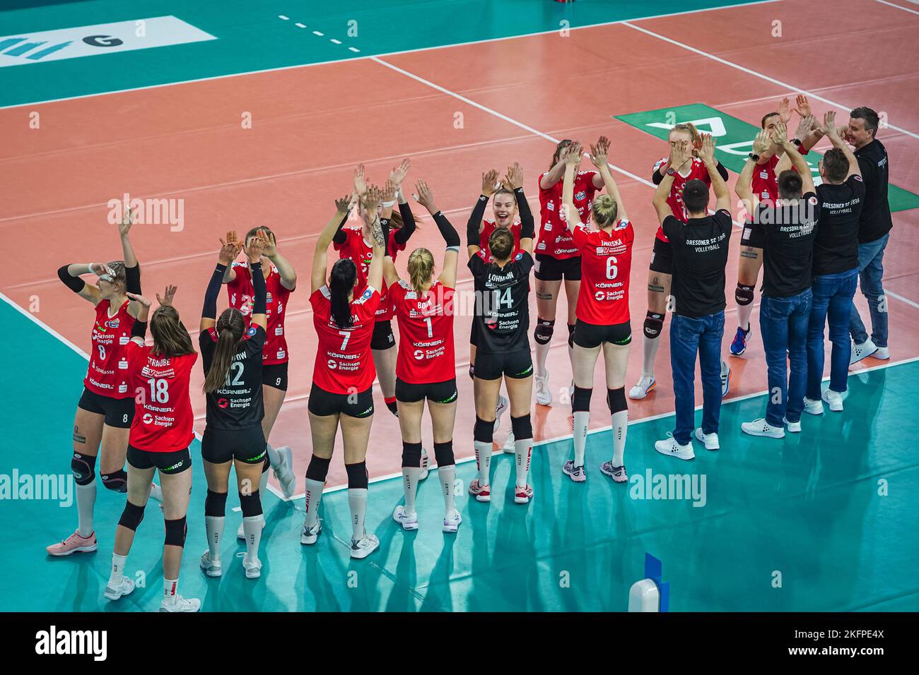 Wiesbaden, Germania. 19th Nov 2022. Wiesbaden, Germania, novembre 19th 2022: Dresdner SC prima del maintround del 1. Partita di pallavolo della Bundesliga Frauen tra VC Wiesbaden e Dresdner SC allo Sporthalle am Platz der Deutschen Einheit di Wiesbaden, Germania. (Norina Toenges/Sports Press Photo/SPP) Credit: SPP Sport Press Photo. /Alamy Live News Foto Stock