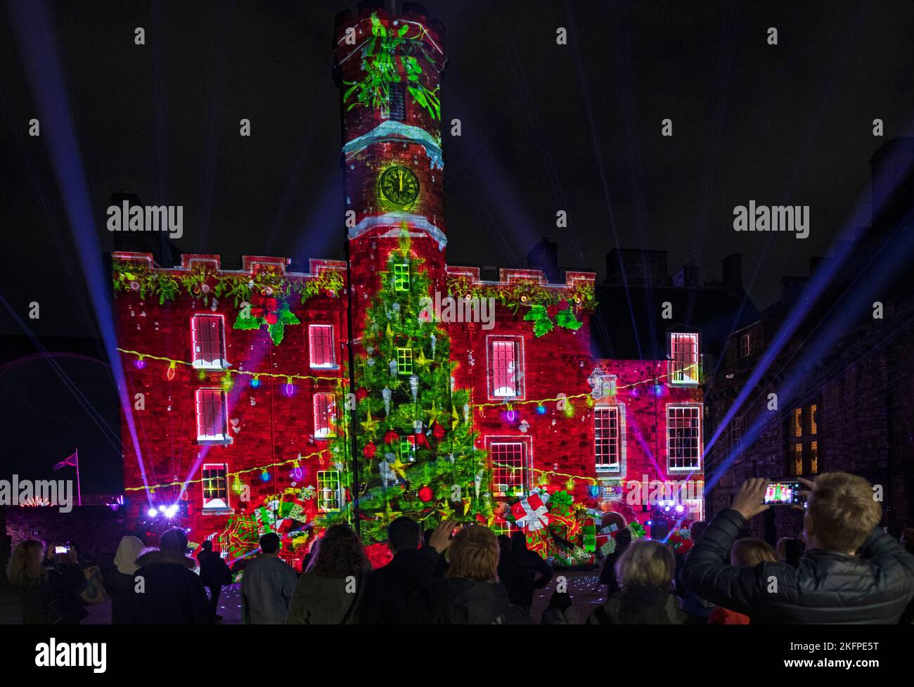 Castello di Edimburgo, Edimburgo, Scozia, Regno Unito. 19 novembre 2022. Centinaia di persone si sono rivelate un sabato freddo per vedere il Castello di luce, lo skyline di Edimburgo scintillare e brillare di colori brillanti mentre la 2nd notte dell'evento del 2022 "Regno dei colori" inizia con proiezioni e illuminazioni sulle antiche mura del castello. L'evento di anteprima di giovedì ha dovuto essere rinviato a causa di un avvertimento giallo tempo bagnato per la zona. Vari temi si sono corsi in tutto, tra cui il sottomarino giallo dei Beatles e altri brani degli anni Sessanta, nonché la Storia Scozzese. Credit: Arch White/alamy live news. Foto Stock