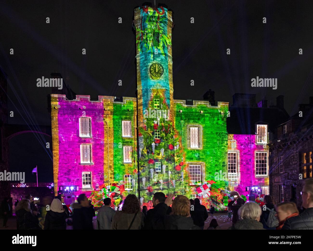 Castello di Edimburgo, Edimburgo, Scozia, Regno Unito. 19 novembre 2022. Centinaia di persone si sono rivelate un sabato freddo per vedere il Castello di luce, lo skyline di Edimburgo scintillare e brillare di colori brillanti mentre la 2nd notte dell'evento del 2022 "Regno dei colori" inizia con proiezioni e illuminazioni sulle antiche mura del castello. L'evento di anteprima di giovedì ha dovuto essere rinviato a causa di un avvertimento giallo tempo bagnato per la zona. Vari temi si sono corsi in tutto, tra cui il sottomarino giallo dei Beatles e altri brani degli anni Sessanta, nonché la Storia Scozzese. Credit: Arch White/alamy live news. Foto Stock