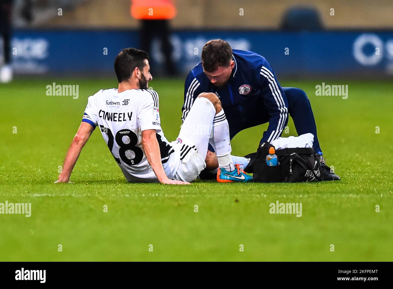 Seamus Conneely (28 Accrington Stanley) riceve cure mediche durante la partita della Sky Bet League 1 tra Cambridge United e Accrington Stanley al R Costings Abbey Stadium di Cambridge sabato 19th novembre 2022. (Credit: Kevin Hodgson | MI News) Credit: MI News & Sport /Alamy Live News Foto Stock