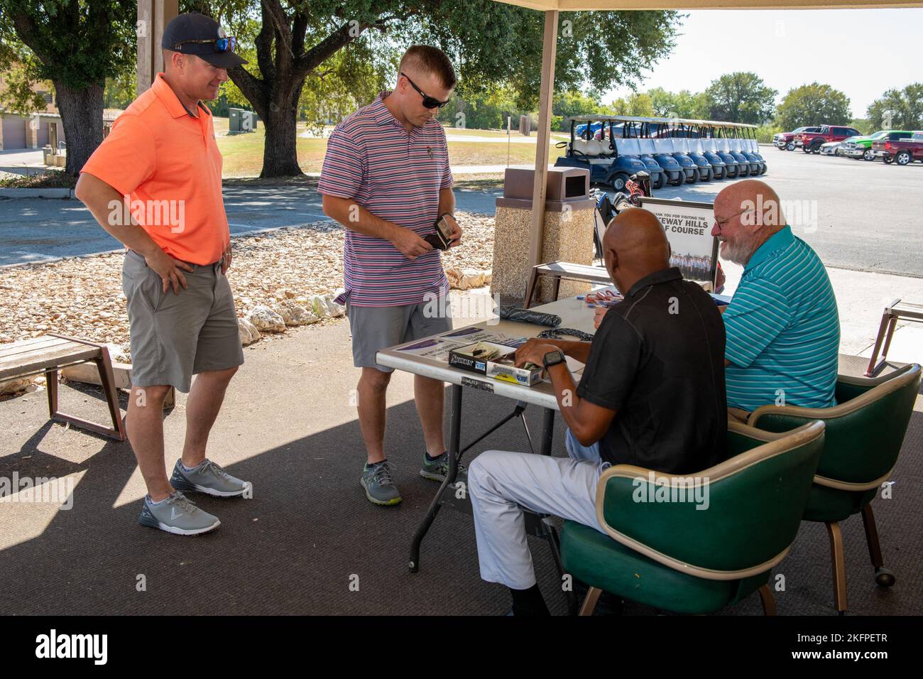 George Kloppenburg, a sinistra, Mission Installation Contracting Command e Brady Juelson, MICC, si sono accaparrati al torneo di golf Suicide Awareness, presso la Joint base San Antonio-Lackland, Texas, settembre 30,2022. Se state lottando con i pensieri di suicidio, vada direttamente alla clinica di salute mentale o al vostro stanza più vicina di emergenza. Potete anche raggiungere il National Suicide Prevention Lifeline al numero 1-800-273-8255. Foto Stock