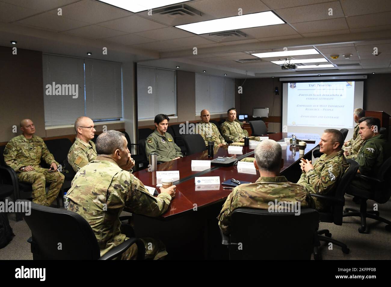 David Nahom, comandante della regione NORAD dell'Alaska, comando dell'Alaska e 11th Air Force, visita la 168th Wing, base dell'aeronautica di Eielson, Alaska, 30 settembre 2022. Nahom e la leadership di 168th Wing hanno discusso la preparazione operativa e il ruolo vitale che l'Ala svolge nel fornire rifornimento di aria, l'allarme missilistico e la sorveglianza spaziale per lo stato e la nazione. Foto Stock