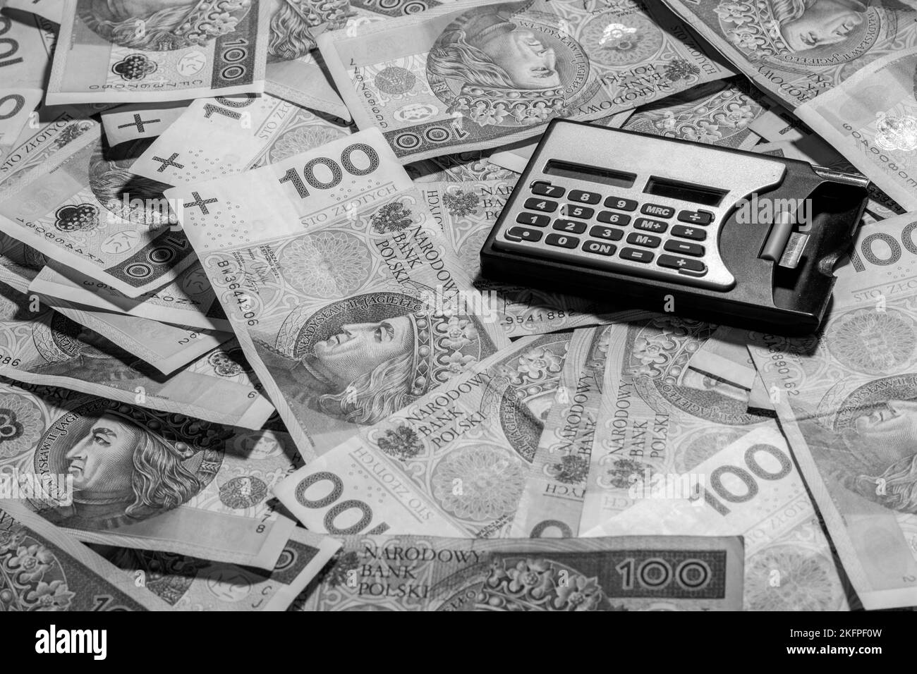 Denaro polacco, PLN con calcolatrice. Foto in bianco e nero. Cospet aziendale. Valuta della Polonia Foto Stock