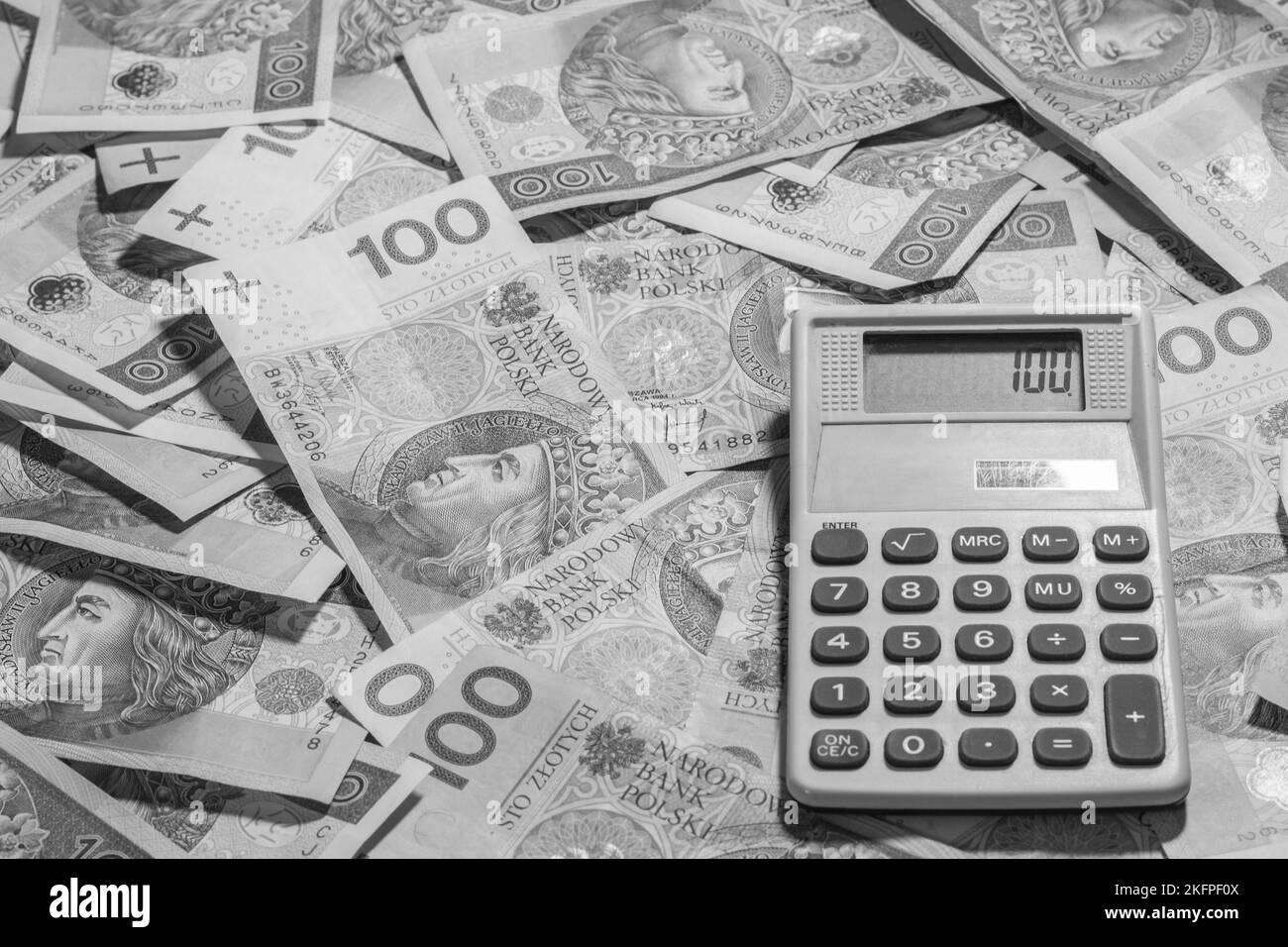Denaro polacco, PLN con calcolatrice. Foto in bianco e nero. Cospet aziendale. Valuta della Polonia Foto Stock