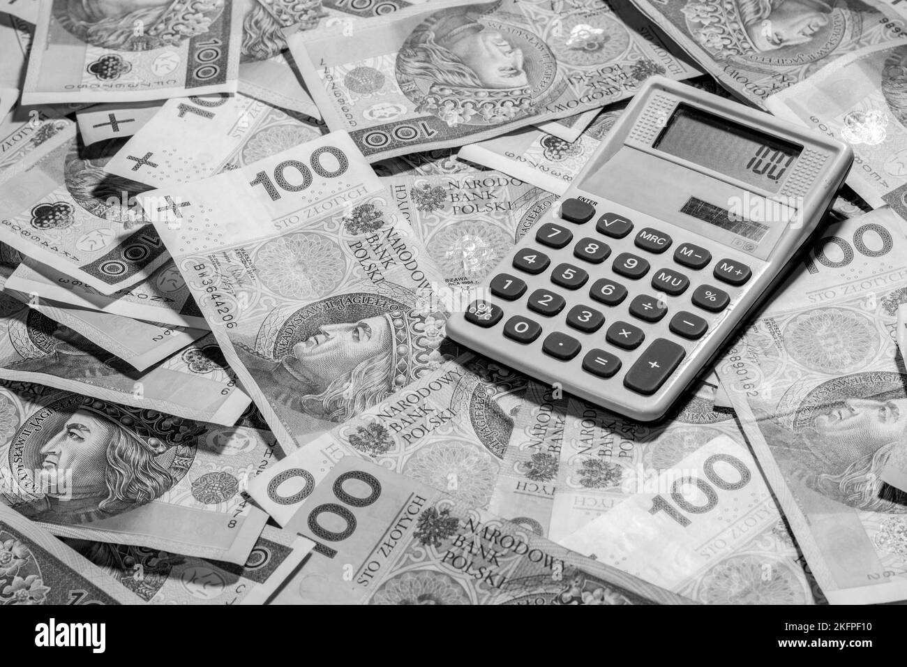 Denaro polacco, PLN con calcolatrice. Foto in bianco e nero. Cospet aziendale. Valuta della Polonia Foto Stock