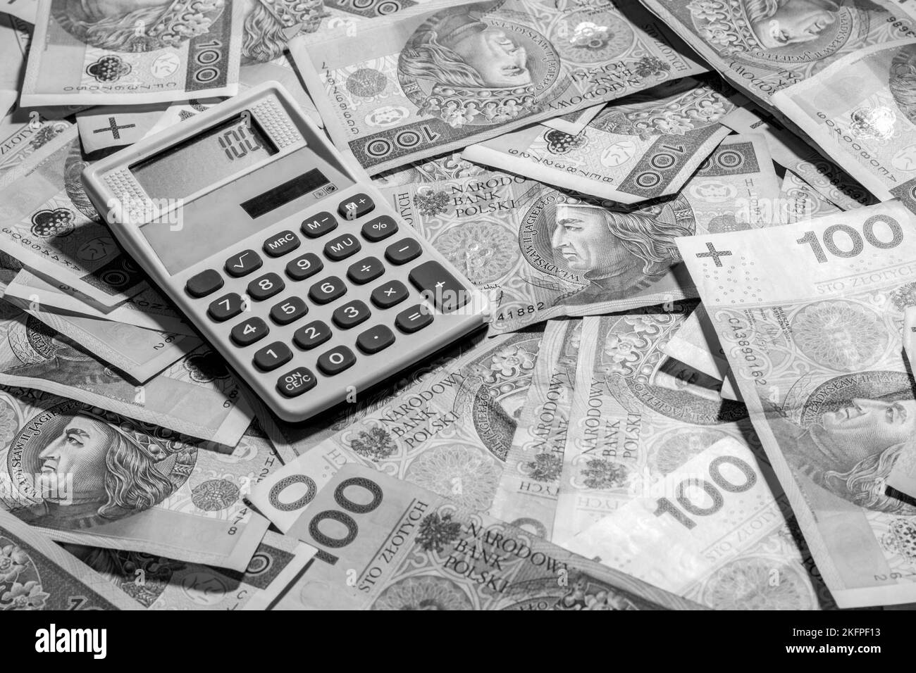 Denaro polacco, PLN con calcolatrice. Foto in bianco e nero. Cospet aziendale. Valuta della Polonia Foto Stock