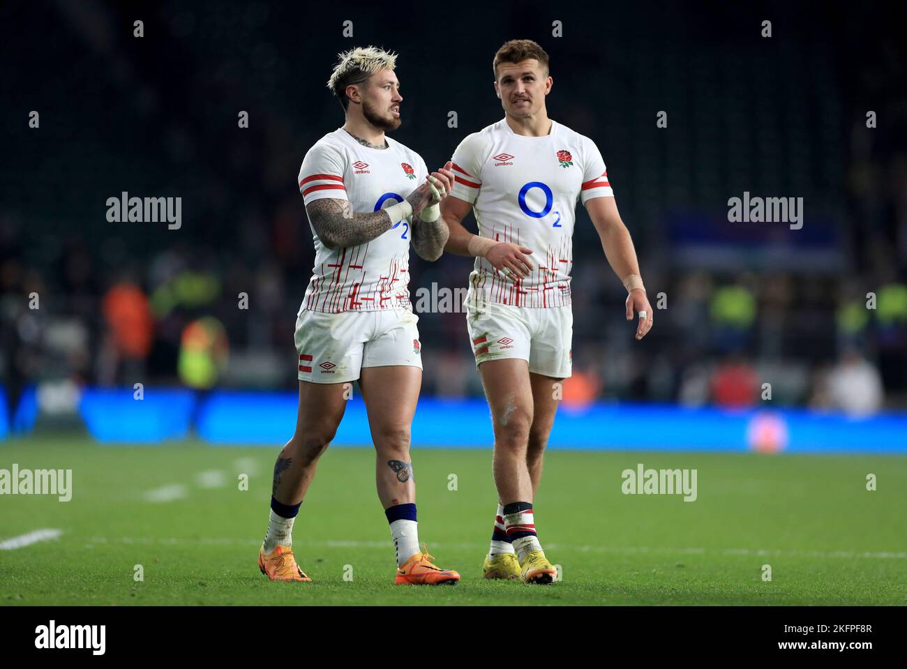 L'inglese Jack Nowell (a sinistra) e Henry Slade applaudono i tifosi dopo la partita internazionale autunnale al Twickenham Stadium, Londra. Data immagine: Sabato 19 novembre 2022. Foto Stock