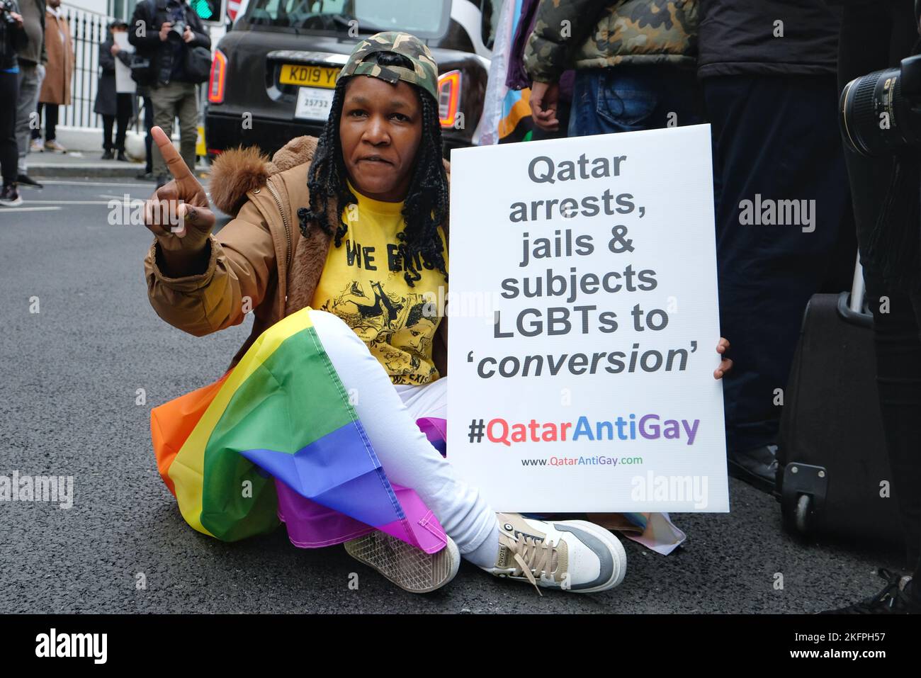 Londra, Regno Unito. 19th Novembre 2022. Gli attivisti LGBT+ hanno tenuto una manifestazione fuori dall'ambasciata Qatari per protestare contro il trattamento della nazione nei confronti dei lavoratori migranti, dei diritti umani, delle donne e dei gay, in vista della partita di apertura alla Coppa del mondo di domenica. Credit: Undicesima ora di Fotografia/Alamy Live News Foto Stock