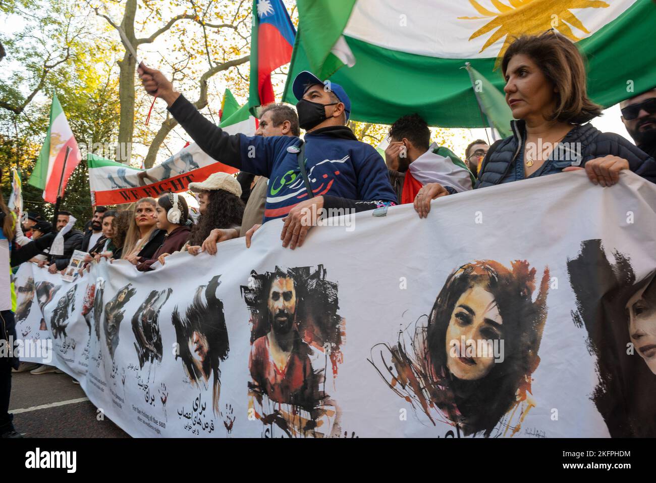 Londra/Regno Unito. 19th Nov 2022. Migliaia di dimostranti contro il regime iraniano hanno portato la loro ultima marcia di protesta dall'ambasciata iraniana fino a Whitehall, nel centro di Londra. Londra/UK Aubrey Fagon/ Live News Alamy. Foto Stock