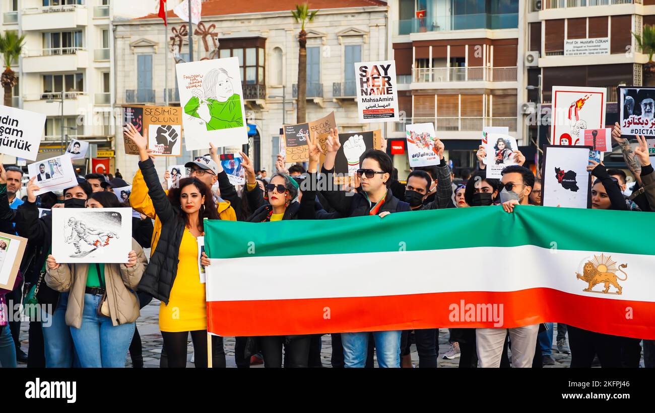 Izmir, Iran, 19/11/2022, gli iraniani di Izmir, in particolare le donne e le organizzazioni femminili, hanno protestato per la morte di Mahsa Amini da parte della polizia della moralità in Iran. Mahsa Amini, di 22 anni, è stato arrestato in una stazione della metropolitana di Teheran, accusato di aver violato le leggi morali. Amini è caduto in coma dopo essere stato arrestato ed è stato ricoverato ed è morto il 16 settembre. Una serie di proteste sono ancora in corso in Iran e in tutto il mondo come reazione alla morte di Mahsa Amini. Foto Stock