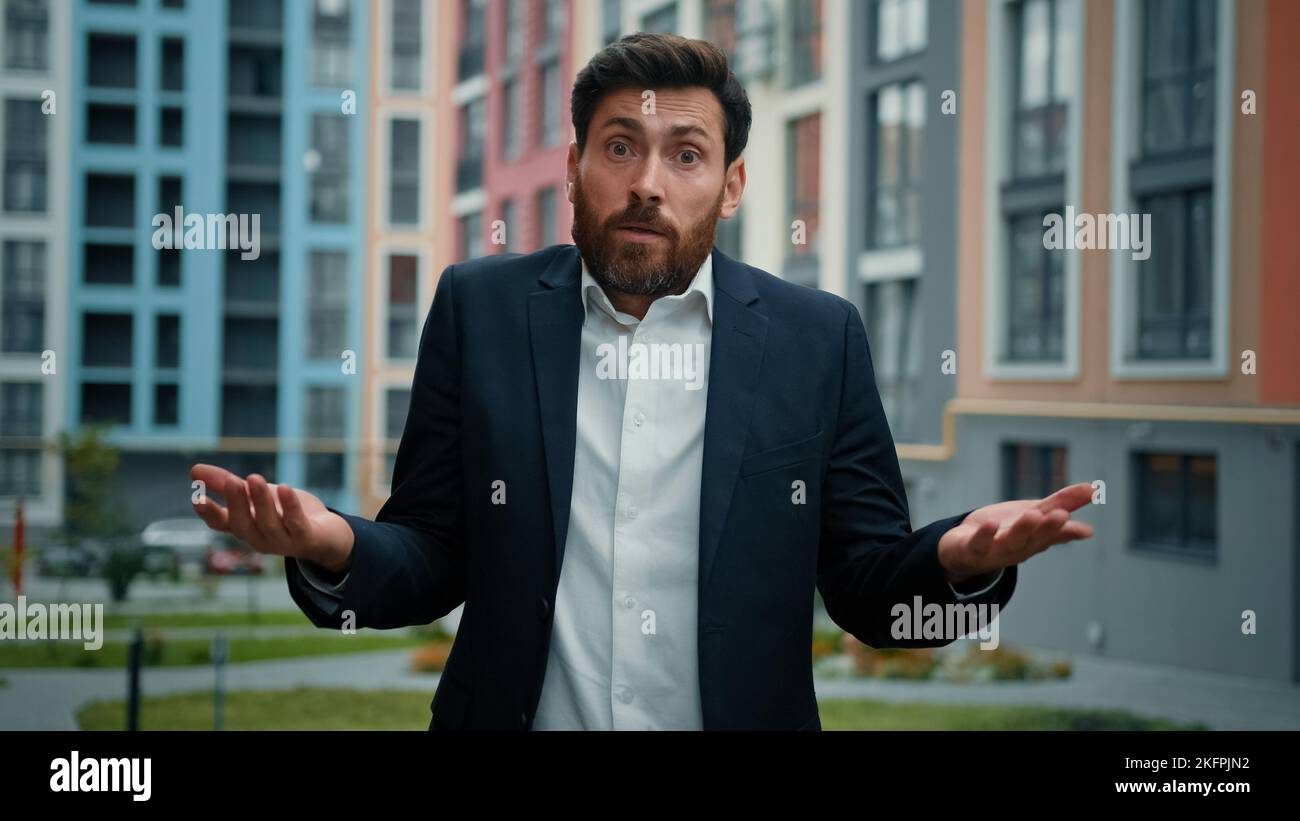 Dubbioso triste frustrato uomo d'affari portatore uomo spalle non so risposta gesto incerta reazione su domanda difficile Foto Stock