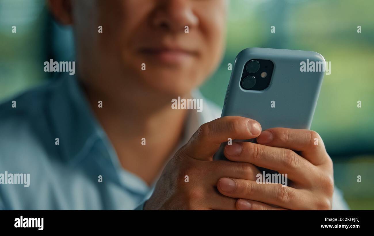 Uomo asiatico sconosciuto lavoratore uomo d'affari moderno utente senior imprenditore tenere in mani telefono ricerca informazioni online utilizzare mobile business app wifi 5g Foto Stock