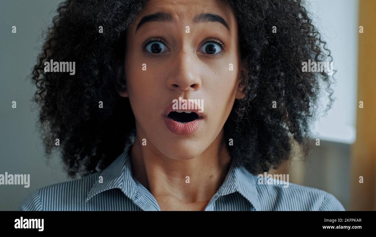 Sorpresa etnica afro-americana giovane donna aperta bocca in delizia sorpresa esprimere shock ecstatic viso emotion sorridente positivo fortunato trendy Foto Stock