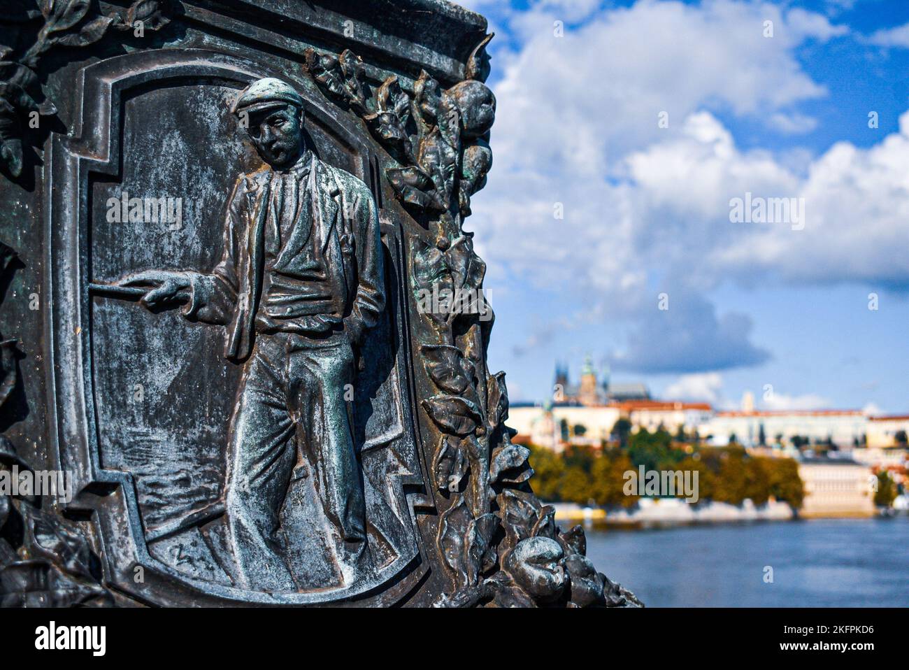 Una targa metallica di un uomo in un cappello su una colonna del Ponte della Legione sul fiume Moldava a Praga, Repubblica Ceca Foto Stock