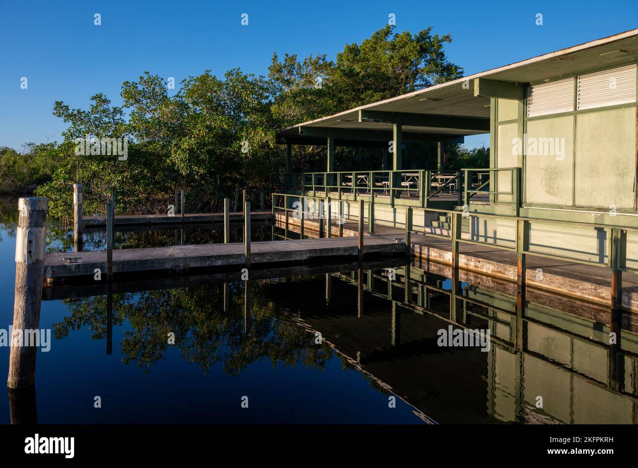 Le strutture per i visitatori includono tavoli da picnic, servizi igienici, banchine, rampe di accesso per barche a West Lake nel Parco Nazionale delle Everglades, Florida, nelle limpide giornate autunnali soleggiate. Foto Stock