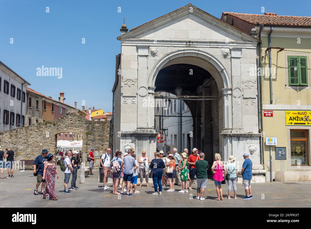 Tour di gruppo alla porta di Muda (porta della Muda) fino a Piazza Preseren (Piazza Prešeren), Prešernov trg, Capodistria, Istria slovena, Slovenia Foto Stock