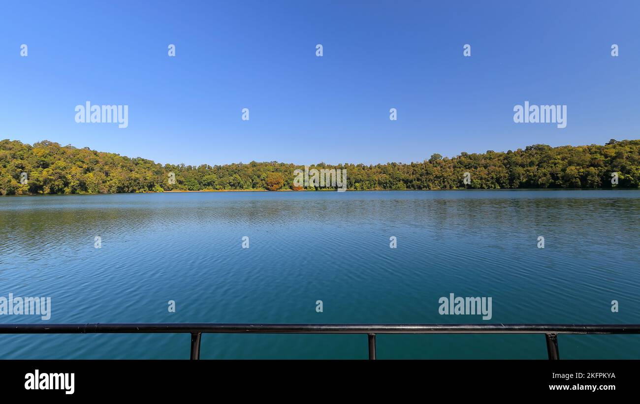 280 Vista a ovest sul lago Eacham-Yidyam-Wiinggina dall'area di utilizzo giornaliero. Queensland-Australia. Foto Stock