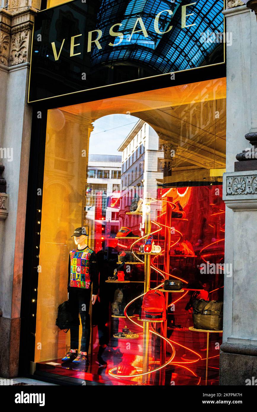 Milano, 20 dicembre 2018: Vetrine del boutique di lusso Versace di Milano. Versace è un'azienda di moda italiana e un nome commerciale trovato Foto Stock