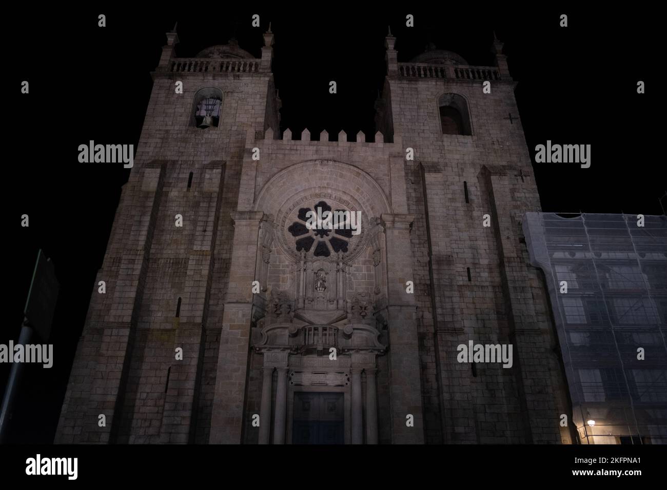 Se cattedrale di notte a Porto, Portogallo Foto Stock