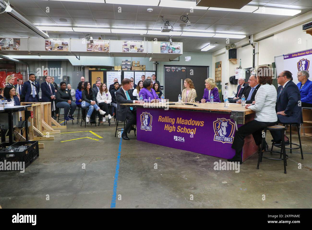 14 NOVEMBRE - CHICAGO, IL: Il Segretario degli Stati Uniti del lavoro Marty Walsh, Michele Smith, Kate Foley, First Lady Dr. Jill Biden, Segretario degli Stati Uniti dell'Istruzione Miguel Cardona e Segretario degli Stati Uniti del Commercio Gina Raimondo visitano la Rolling Meadows High School per una tavola rotonda educativa con studenti e insegnanti il 14 novembre 2022 a Rolling Meadows, Illinois. (Foto: Cruz Gutierrez/Foto accesso) Foto Stock